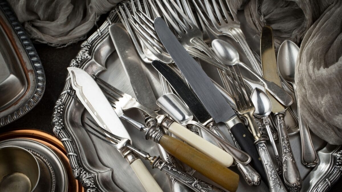 Secondhand Scores: 12 Pre-Loved Pieces Designers Always Buy at Estate Sales 10 Secondhand Scores: 12 Pre-Loved Pieces Designers Always Buy at Estate Sales - dishes dp439106866