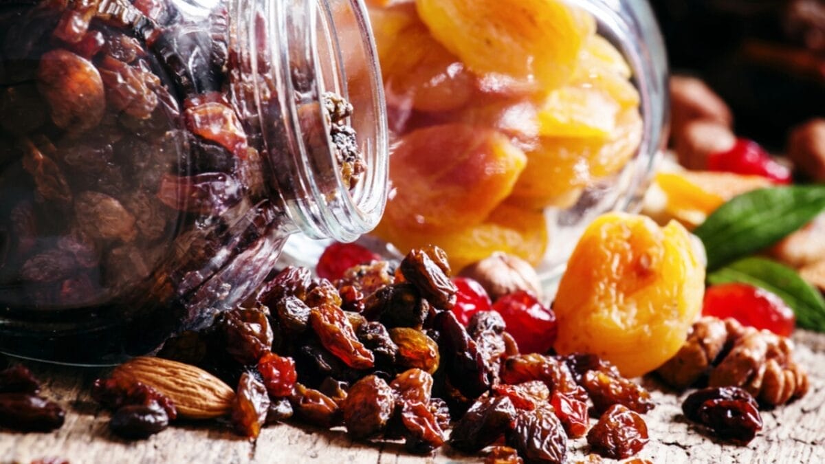 10 Common Kitchen Scraps You Can Safely Feed to Wild Birds 11 10 Common Kitchen Scraps You Can Safely Feed to Wild Birds - dried fruits dp106646146