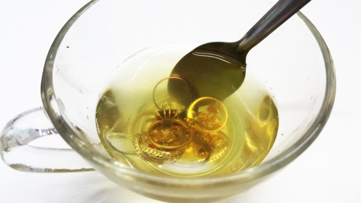 How to Clean Your Jewelry & Ensure It Stays Sparkling 4 How to Clean Your Jewelry & Ensure It Stays Sparkling - gold ss1011542143