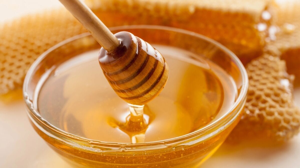 Calm Your Bronchitis Cough with These 12 Simple Home Remedies - honey dp114729268
