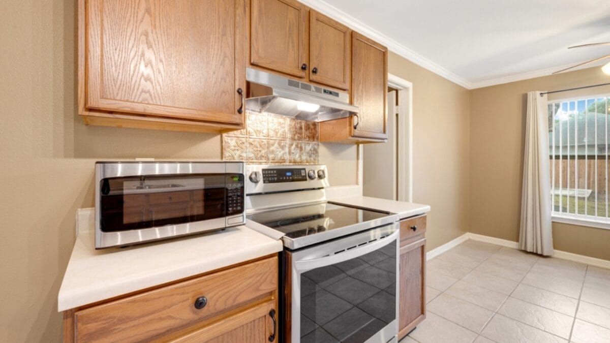 10 Outdated Kitchen Cabinet Colors to Avoid– What to Choose Instead 7 10 Outdated Kitchen Cabinet Colors to Avoid– What to Choose Instead - honey oak kitchen ss2387980875