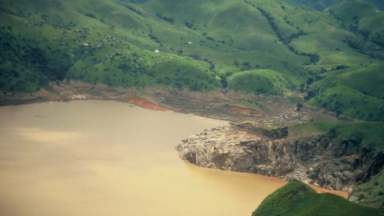 10 Facts About the Risks Lurking Beneath Lake Kivu 5 10 Facts About the Risks Lurking Beneath Lake Kivu - lake nyos wc