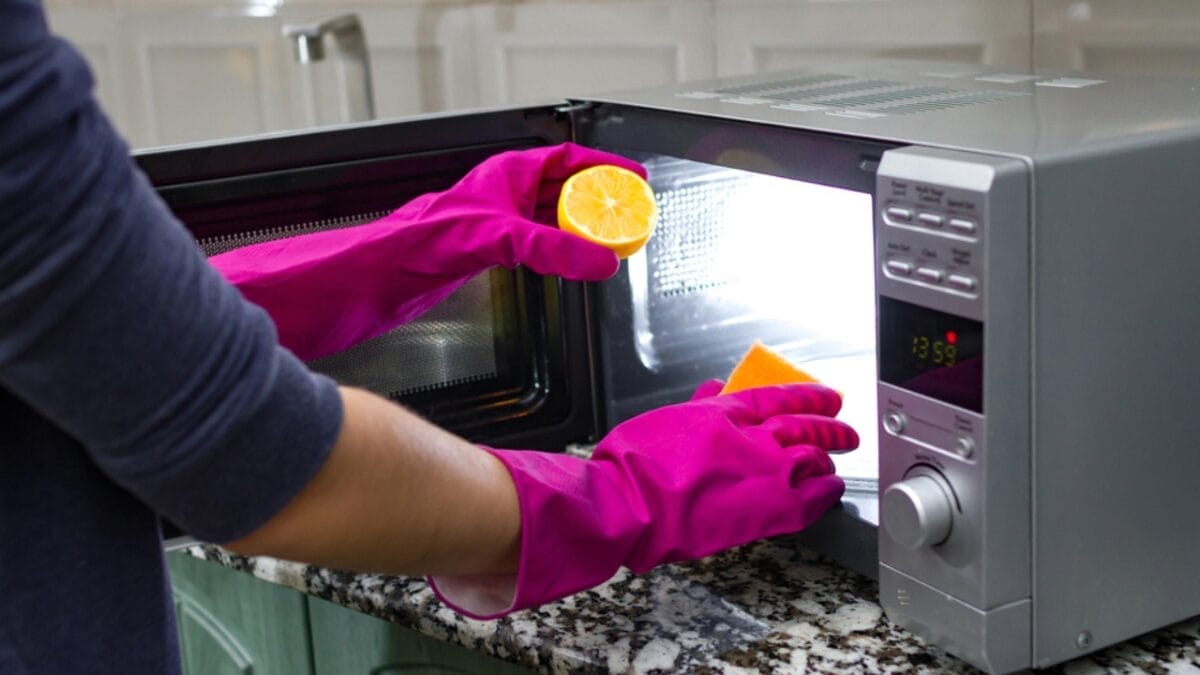 The Microwave Cleaning Hack That's Taking the Internet by Storm 5 The Microwave Cleaning Hack That's Taking the Internet by Storm - microwave cleaning dp235596114