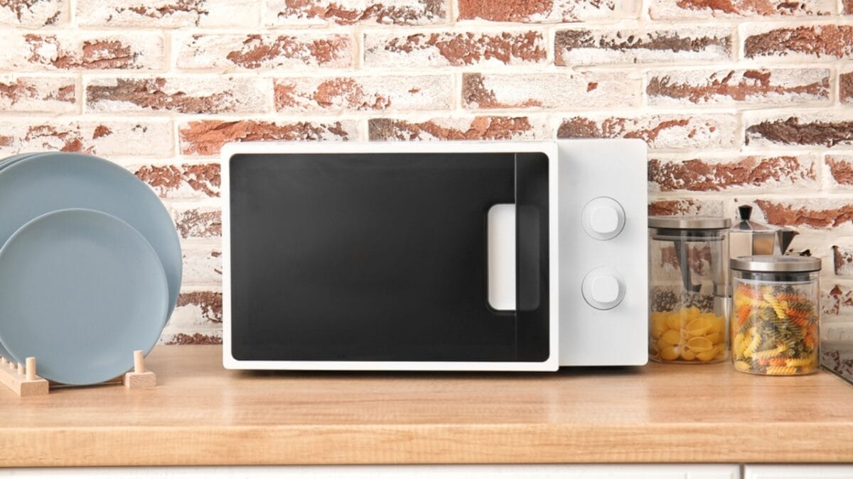 The Microwave Cleaning Hack That's Taking the Internet by Storm - microwave dp339916874