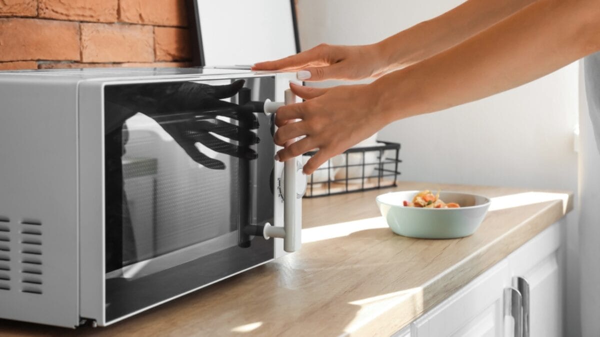The Microwave Cleaning Hack That's Taking the Internet by Storm 3 The Microwave Cleaning Hack That's Taking the Internet by Storm - microwave dp545061348