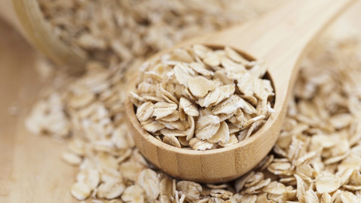 10 Common Kitchen Scraps You Can Safely Feed to Wild Birds - oats dp14838763