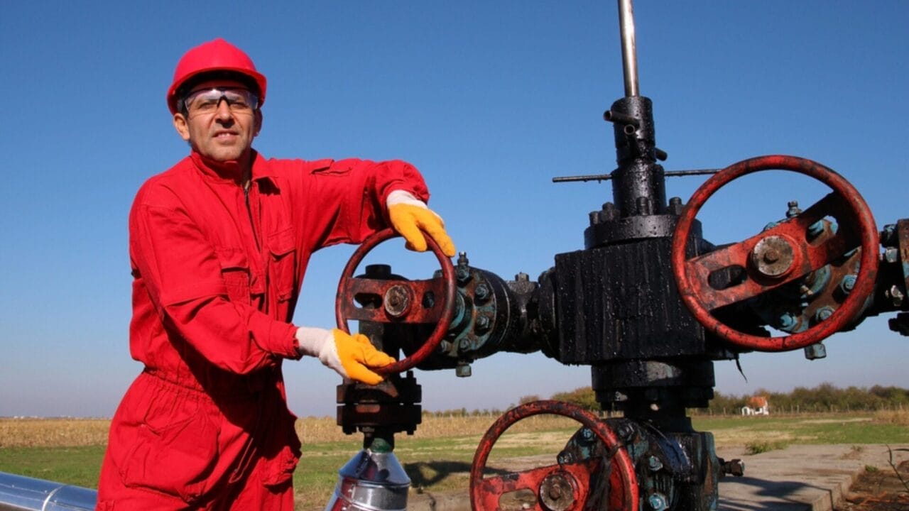 15 Jobs That Come With a Home to Get You Through the Housing Crunch 4 15 Jobs That Come With a Home to Get You Through the Housing Crunch - oil rig worker dp23241038