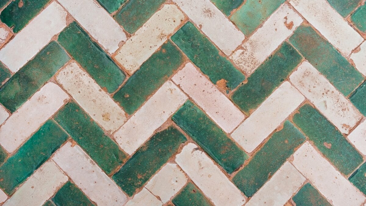 17 Bathroom Features to Avoid if You Want to Protect Your Home's Value 6 17 Bathroom Features to Avoid if You Want to Protect Your Home's Value - old tile bathroom dp171753294