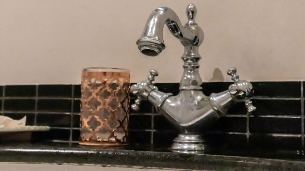 20 DIY Fixes Anyone Can Do to Save Money 2 20 DIY Fixes Anyone Can Do to Save Money - old faucet dp650588772