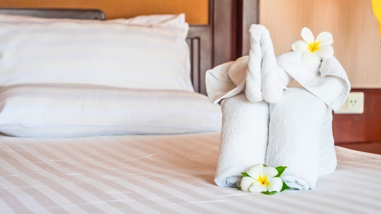 10 Towel Storage Hacks That Will Make You Feel Like a 5-Star Hotel Guest 12 10 Towel Storage Hacks That Will Make You Feel Like a 5-Star Hotel Guest - towels folded dp204097530