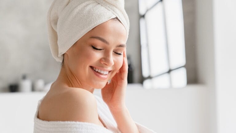 10 Towel Storage Hacks That Will Make You Feel Like a 5-Star Hotel Guest 3 10 Towel Storage Hacks That Will Make You Feel Like a 5-Star Hotel Guest - towels woman ss2014490891