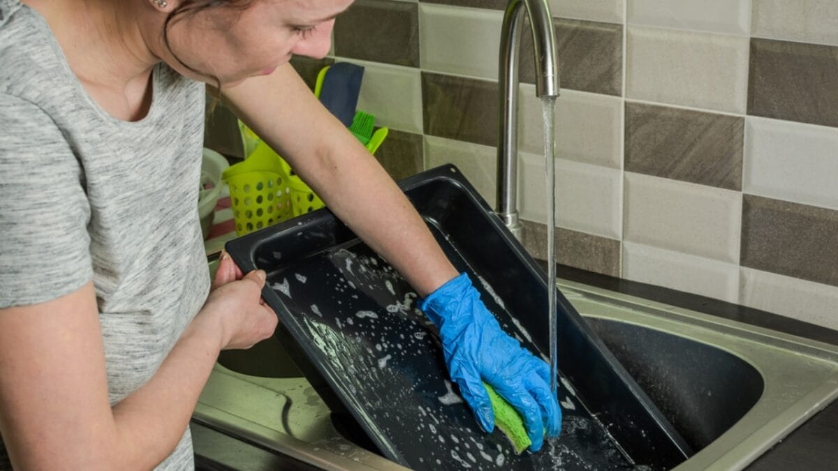 The Secret to Reviving Your Baking Sheets is a Common Medicine Cabinet Staple 7 The Secret to Reviving Your Baking Sheets is a Common Medicine Cabinet Staple - washes a baking dish ss1725132502