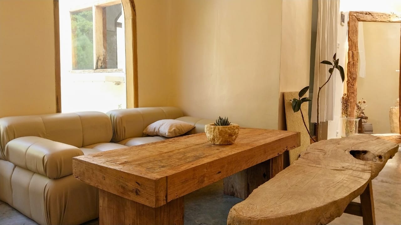 15 Things You Should Never Clean with Windex—and Why 11 15 Things You Should Never Clean with Windex—and Why - wood furniture s2504210237