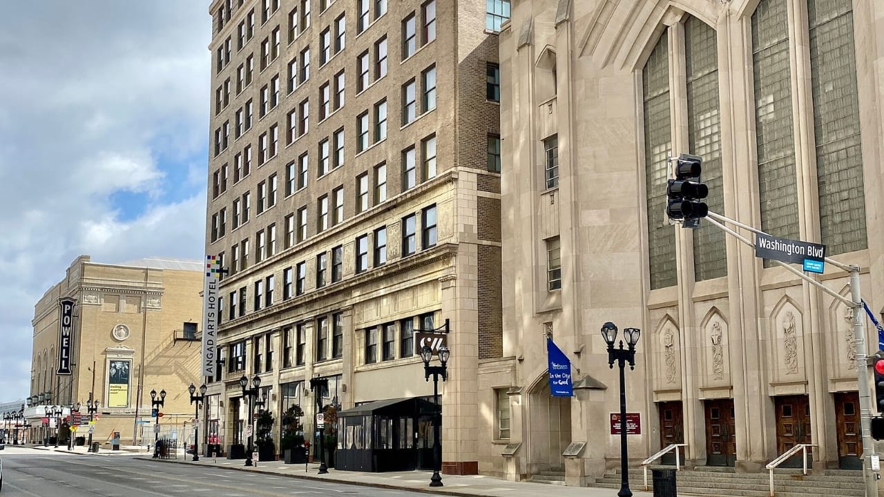 50 of the Best Dog-Friendly Hotels in the U.S. 26 50 of the Best Dog-Friendly Hotels in the U.S. - Angad Arts Hotel wc