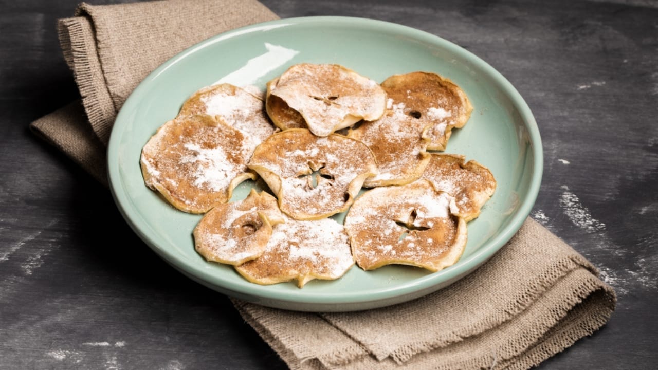 Whip Up 15 Tasty Desserts in No Time with Only 5 Ingredients 17 Whip Up 15 Tasty Desserts in No Time with Only 5 Ingredients - Cinnamon Sugar Apple Chips dp287587226