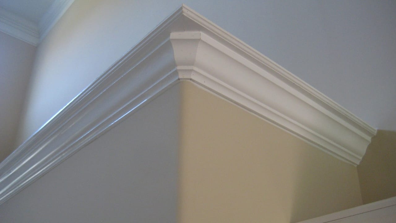 15 Affordable Ideas to Bring Luxury into Your Home 7 15 Affordable Ideas to Bring Luxury into Your Home - Crown molding wc