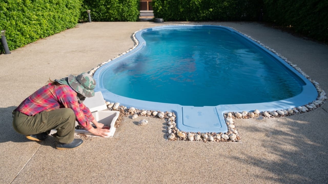 15 Gorgeous Poolside Plants That Repel Wasps and Bees -