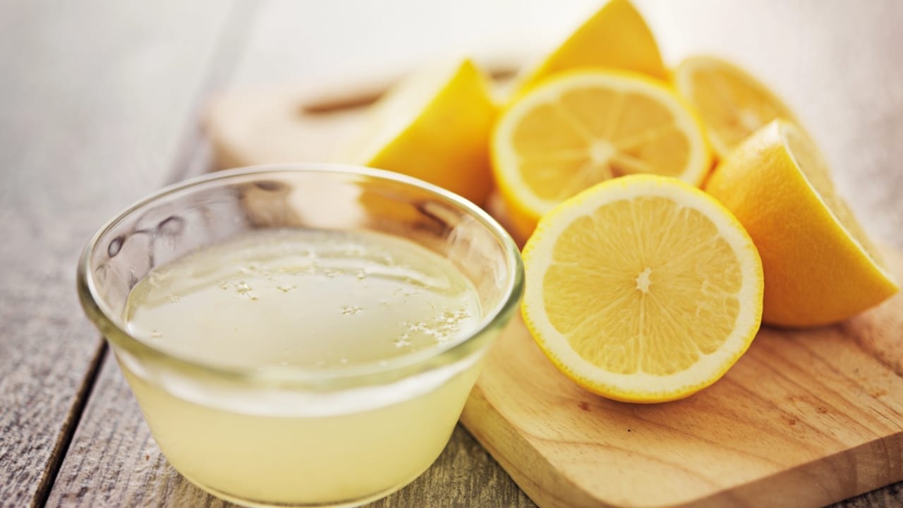 Calm Your Bronchitis Cough with These 12 Simple Home Remedies - Lemon juice dp54231533