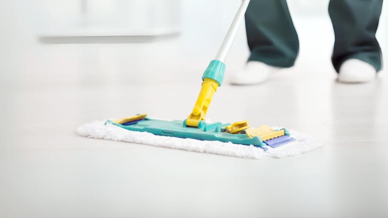 Old Socks, New Purpose: 20 Clever Ways to Reuse Them 12 Old Socks, New Purpose: 20 Clever Ways to Reuse Them - Mop with cover dp186125456