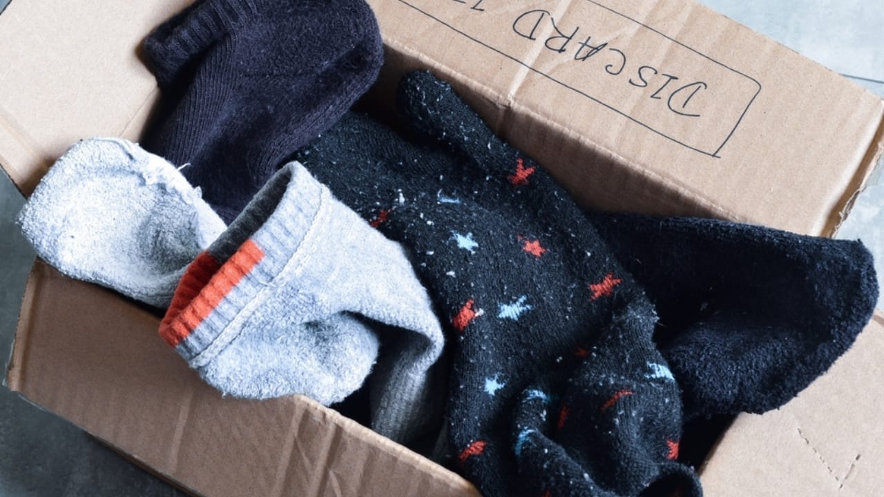 Millennial Minimalism: 15 Things to Let Go of in Your 30s 13 Millennial Minimalism: 15 Things to Let Go of in Your 30s - Old socks ss2357260273