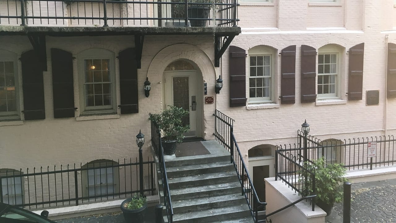 50 of the Best Dog-Friendly Hotels in the U.S. 11 50 of the Best Dog-Friendly Hotels in the U.S. - Olde Harbour Inn wc