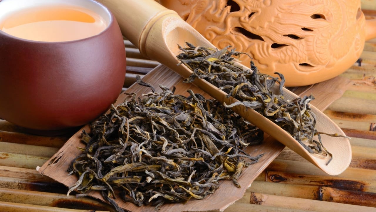 10 Anti-Inflammatory Teas to Boost Your Health 9 10 Anti-Inflammatory Teas to Boost Your Health - Oolong tea and dry leaves dp41452731