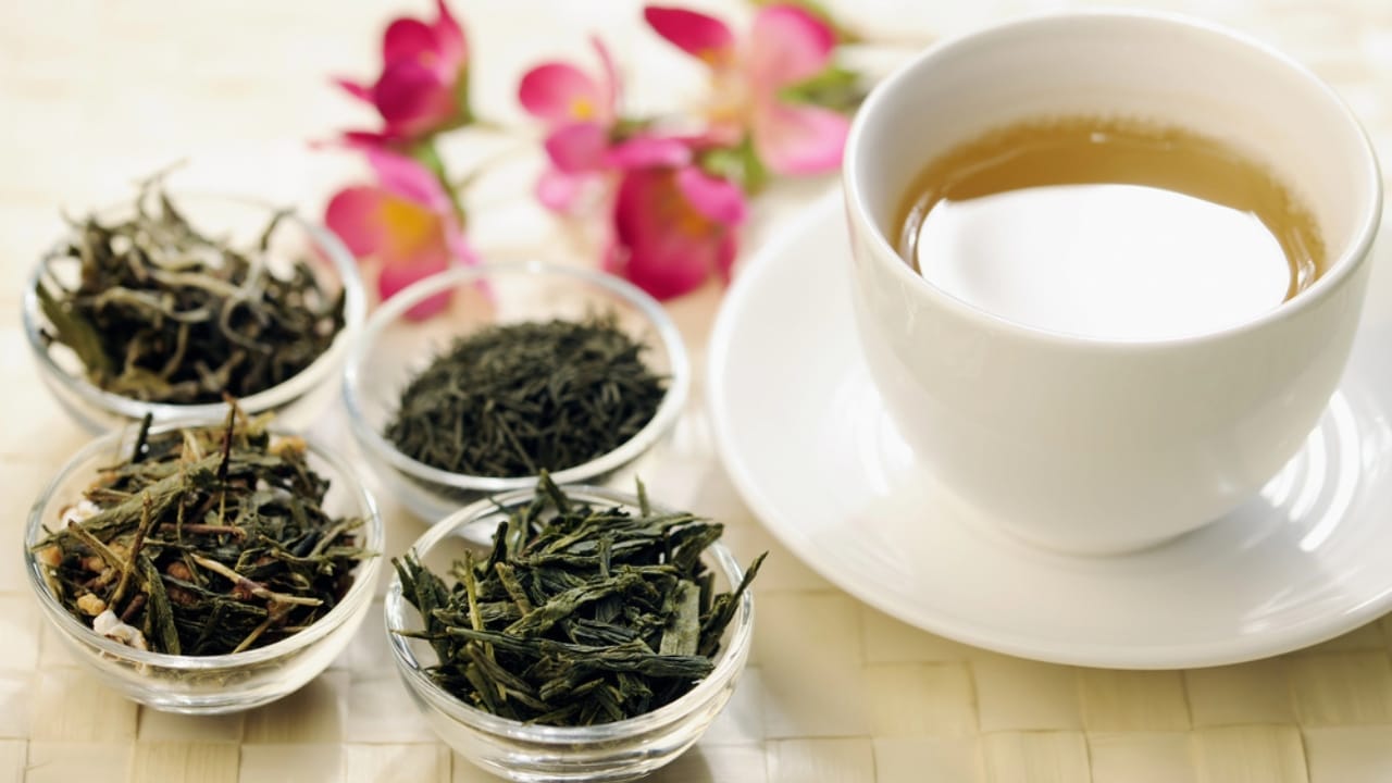 10 Anti-Inflammatory Teas to Boost Your Health 11 10 Anti-Inflammatory Teas to Boost Your Health - White tea dp30543849