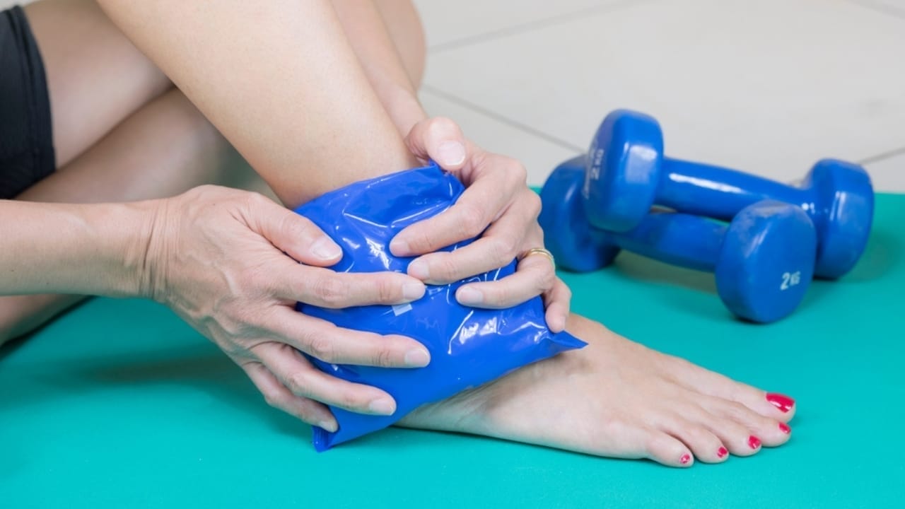 A Natural Painkiller Could be Growing in Your Backyard 5 A Natural Painkiller Could be Growing in Your Backyard - Woman use cold instant pack on her left anckle ss2364117631