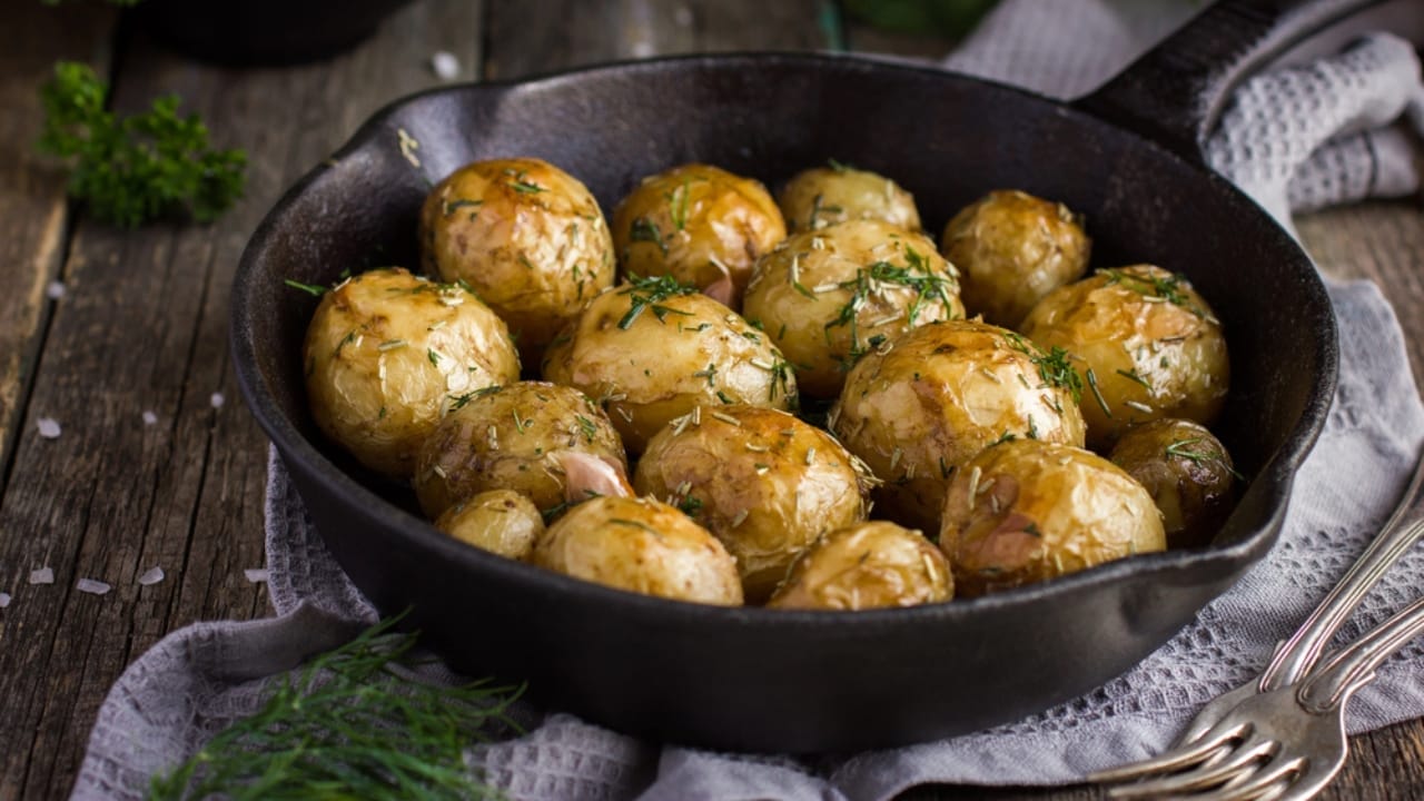 10 Tips for Baking Potatoes Like a Pro—And a Microwave Method When You’re in a Pinch 11 10 Tips for Baking Potatoes Like a Pro—And a Microwave Method When You’re in a Pinch - baked potato dp78554674