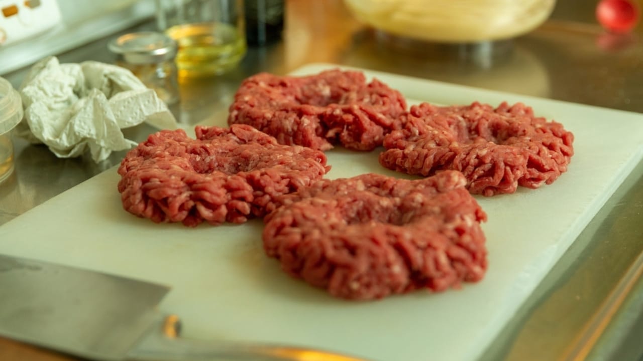 How to Make the Perfect Cast Iron Skillet Burger: 12 Pro Tips 5 How to Make the Perfect Cast Iron Skillet Burger: 12 Pro Tips - beef patties ss2108724140