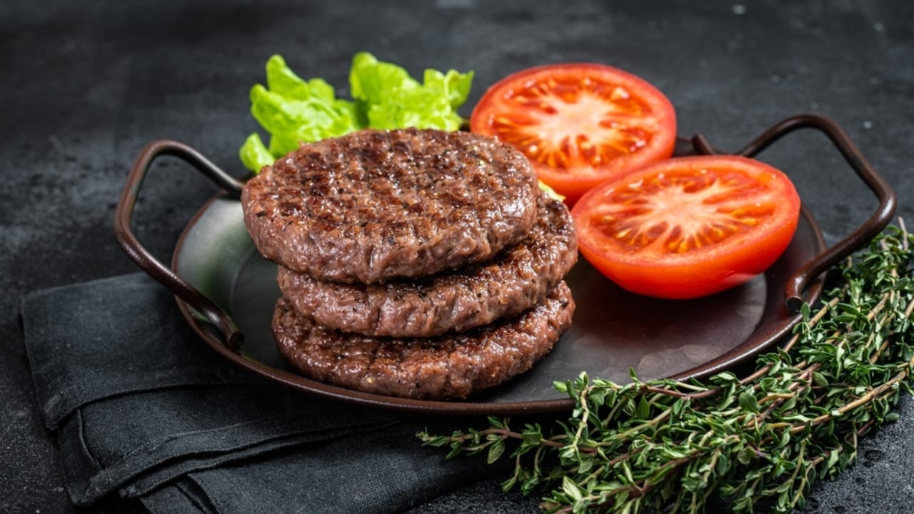 How to Make the Perfect Cast Iron Skillet Burger: 12 Pro Tips 12 How to Make the Perfect Cast Iron Skillet Burger: 12 Pro Tips - beef patties ss2227022943