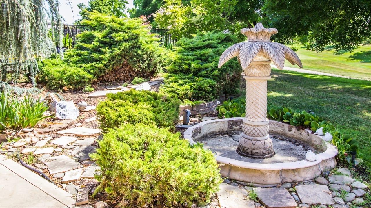 Think Twice Before Adding a Bird Bath to Your Garden—Here's Why 6 Think Twice Before Adding a Bird Bath to Your Garden—Here's Why - bird bath ss1476856757