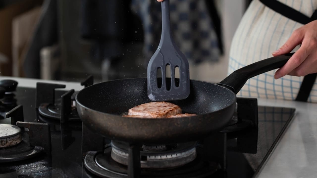 How to Make the Perfect Cast Iron Skillet Burger: 12 Pro Tips 8 How to Make the Perfect Cast Iron Skillet Burger: 12 Pro Tips - cooking patties ss2475078851