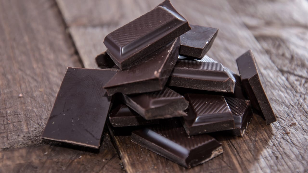 Eat Your Way to Optimal Health with These 17 Superfoods - dark chocolate dp18113215