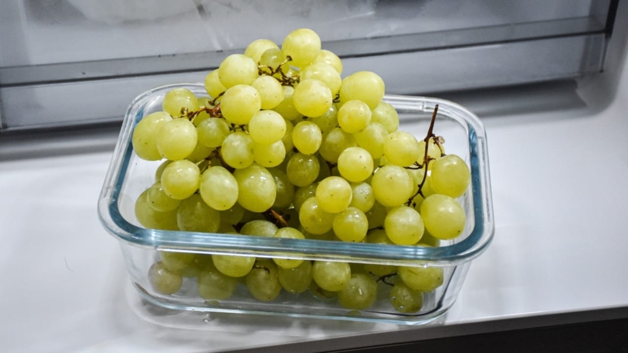 Keep Your Grapes Fresh for a Month Using This 5-Step Method 7 Keep Your Grapes Fresh for a Month Using This 5-Step Method - grapes in a bowl ss2351287661