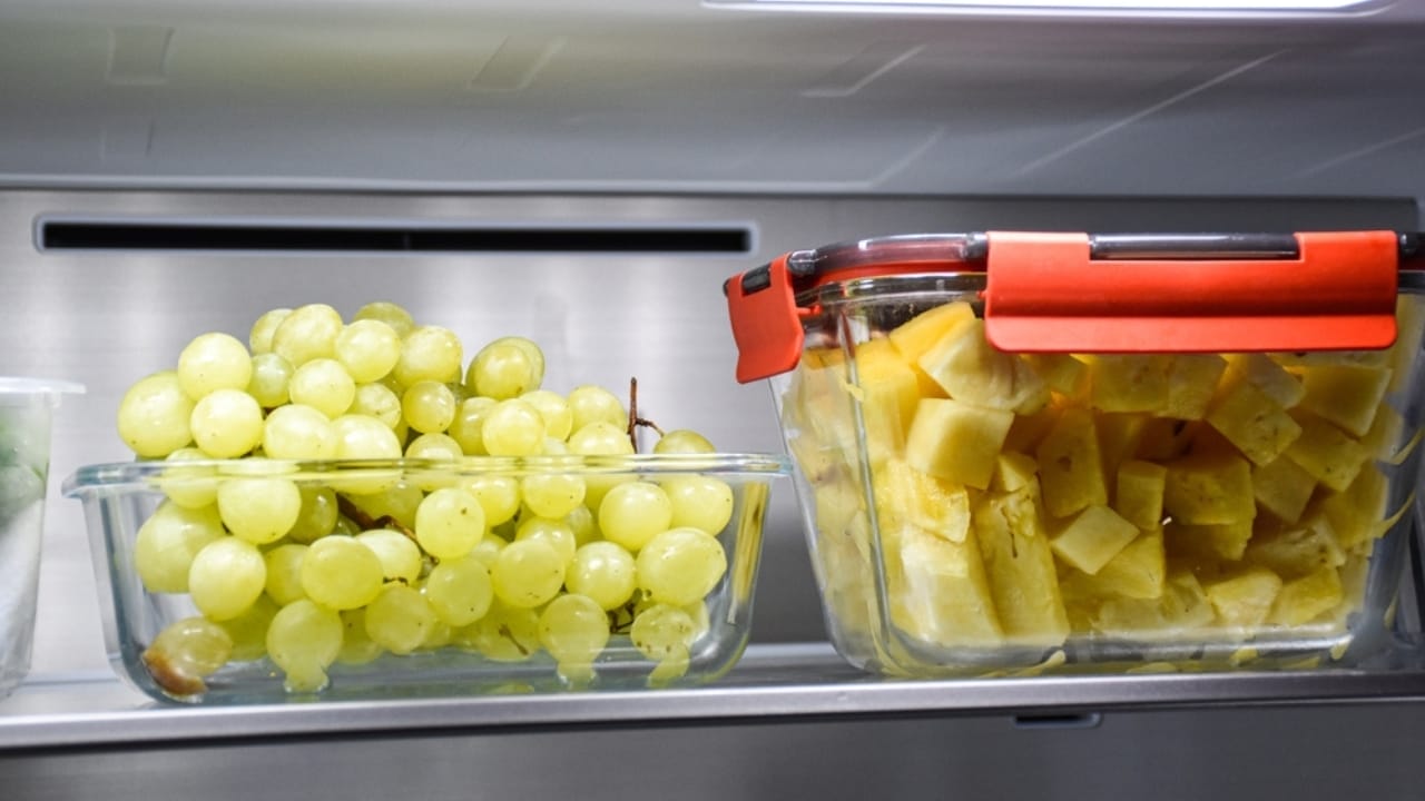 Keep Your Grapes Fresh for a Month Using This 5-Step Method 6 Keep Your Grapes Fresh for a Month Using This 5-Step Method - grapes in the fridge ss2351292899