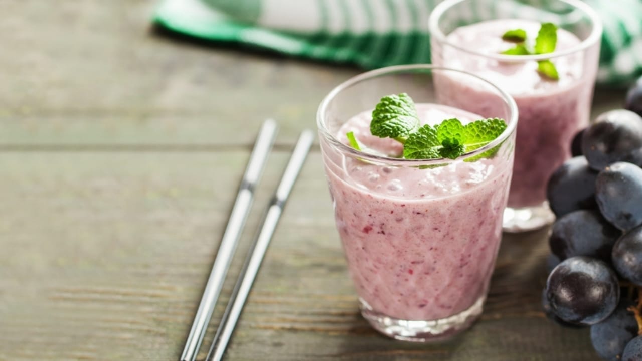 Keep Your Grapes Fresh for a Month Using This 5-Step Method 9 Keep Your Grapes Fresh for a Month Using This 5-Step Method - grapes smoothies ss2254008929