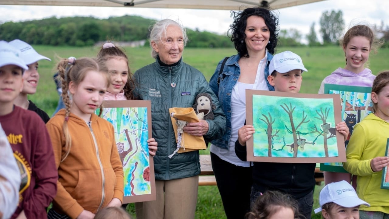 How Jane Goodall’s Early Bond with a Dog Influenced Her Views on Animals 3 How Jane Goodall’s Early Bond with a Dog Influenced Her Views on Animals - jane goodall with kids ss2364350215