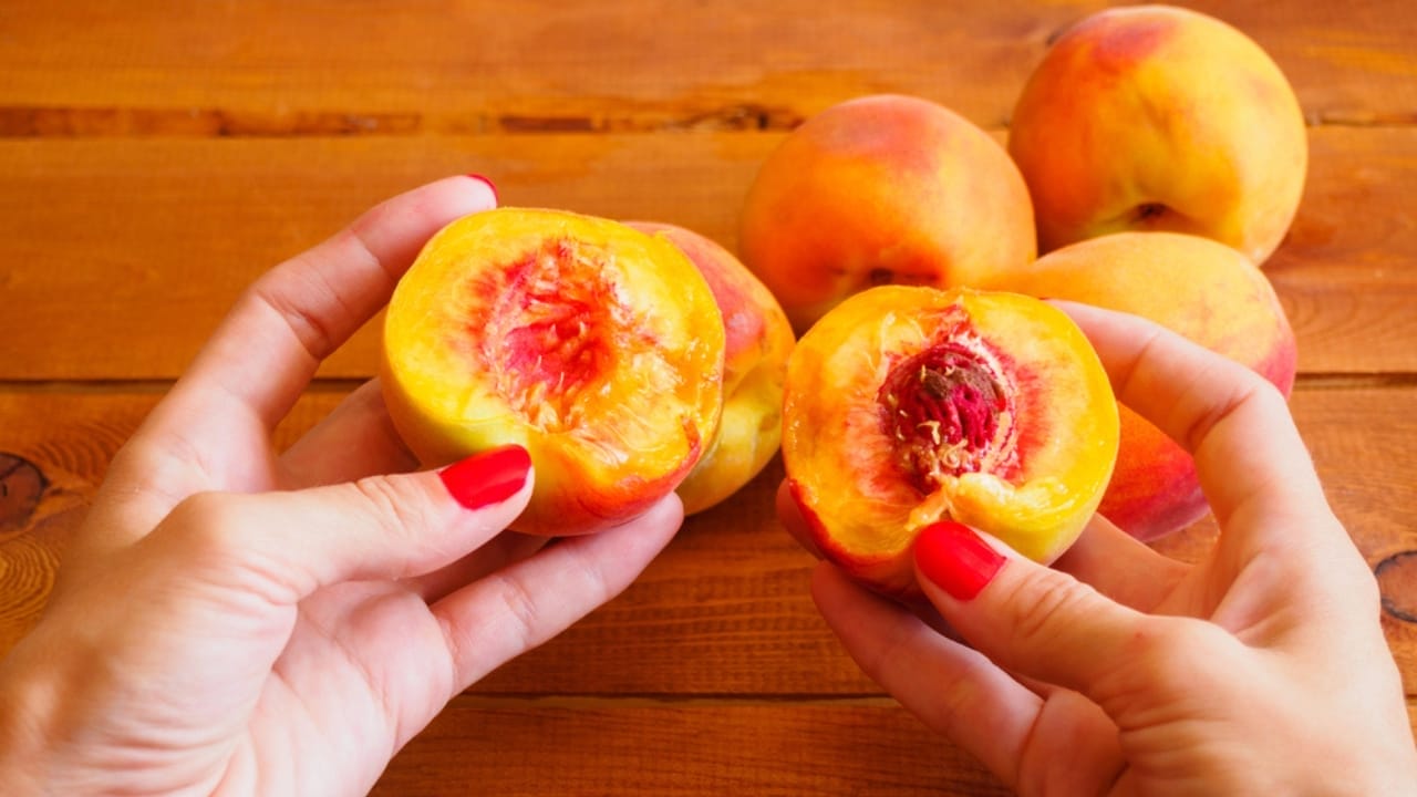 Never Miss a Ripe Peach Again: How to Choose the Perfect One Every Time 5 Never Miss a Ripe Peach Again: How to Choose the Perfect One Every Time - juicy peach dp80276554