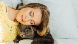 Indoor Cats Can Live Much Longer Than Outdoor Cats—Here’s Why 1 Indoor Cats Can Live Much Longer Than Outdoor Cats—Here’s Why - lady with cat dp252399688