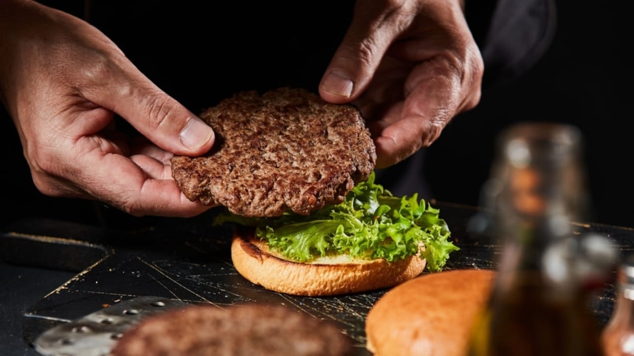 How to Make the Perfect Cast Iron Skillet Burger: 12 Pro Tips 14 How to Make the Perfect Cast Iron Skillet Burger: 12 Pro Tips - making beef burger ss2037534461