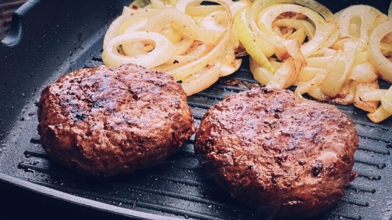 How to Make the Perfect Cast Iron Skillet Burger: 12 Pro Tips 5 How to Make the Perfect Cast Iron Skillet Burger: 12 Pro Tips - minced beef burger ss2298468301
