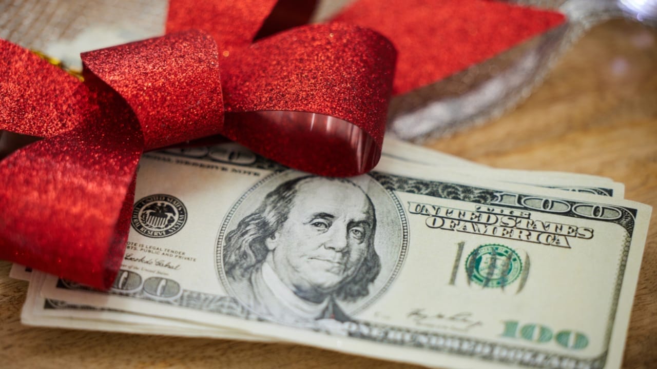 Skipping Holiday Decor Could Be the Best Gift This Year 11 Skipping Holiday Decor Could Be the Best Gift This Year - money gift dp566933678