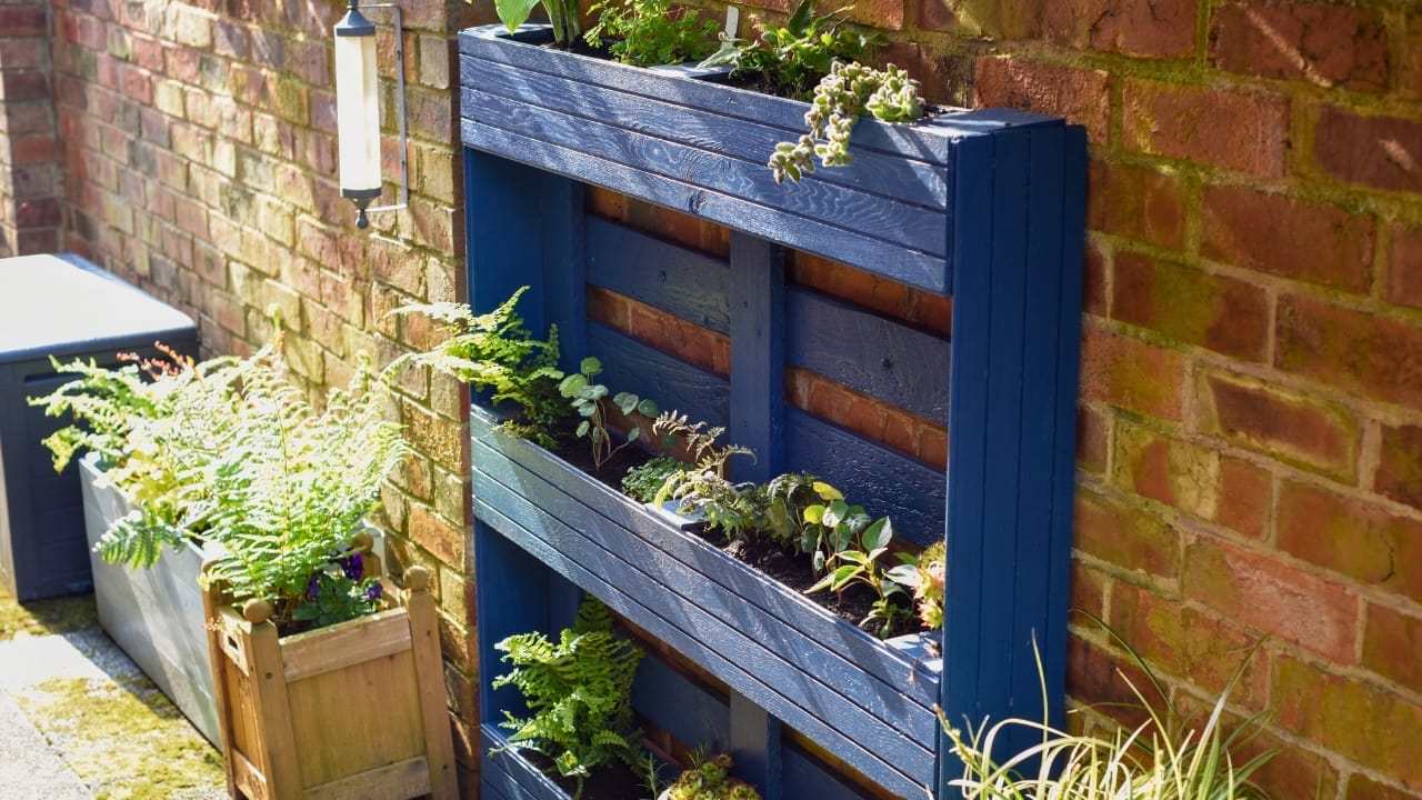 16 Unconventional Garden Containers to Spice Up Your Outdoor Space - pallet garden flowers ss2457465393