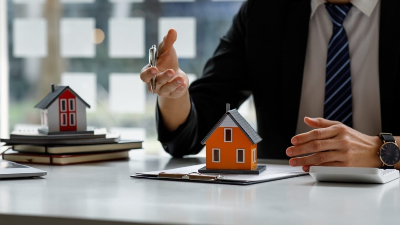 15 Situations Where Unenforceable HOA Rules Deserve to Be Challenged - real state agent decision making ss2144683563