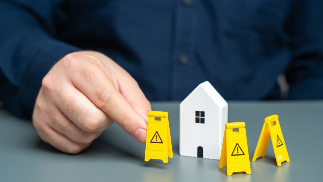15 Situations Where Unenforceable HOA Rules Deserve to Be Challenged - restrictions around miniature house ss2496535535