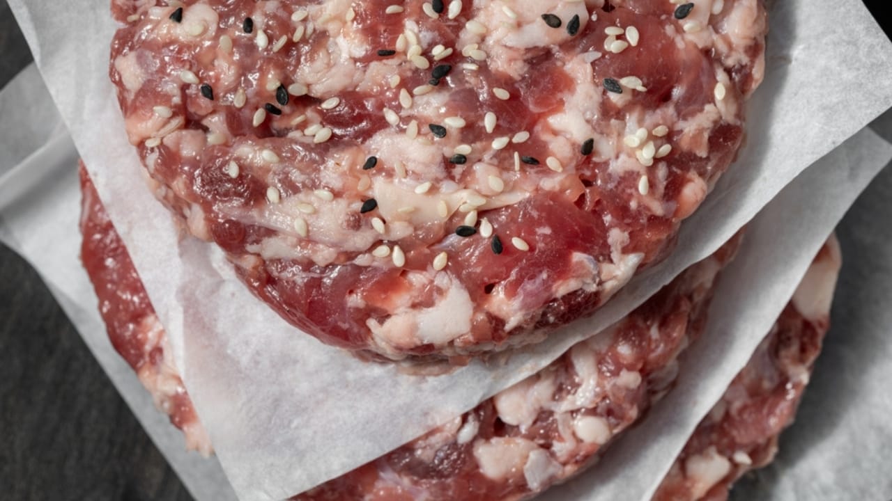 How to Make the Perfect Cast Iron Skillet Burger: 12 Pro Tips 7 How to Make the Perfect Cast Iron Skillet Burger: 12 Pro Tips - seasoned beef patties ss2380193157