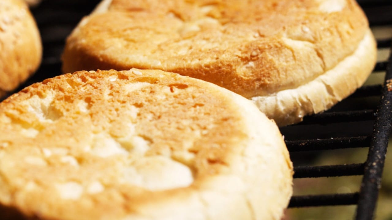 How to Make the Perfect Cast Iron Skillet Burger: 12 Pro Tips 13 How to Make the Perfect Cast Iron Skillet Burger: 12 Pro Tips - toasting burger buns dp83372226