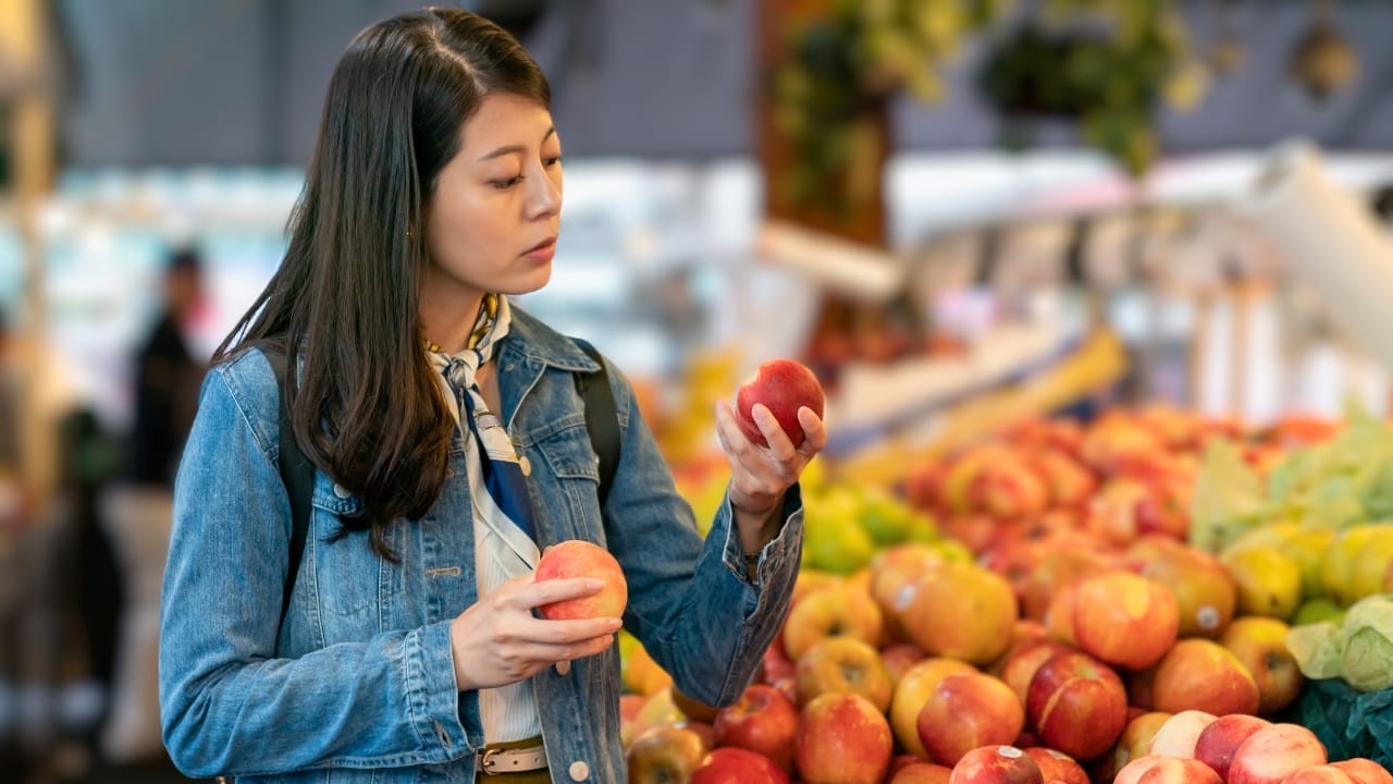 Never Miss a Ripe Peach Again: How to Choose the Perfect One Every Time 3 Never Miss a Ripe Peach Again: How to Choose the Perfect One Every Time - woman smelling peach ss2237762471
