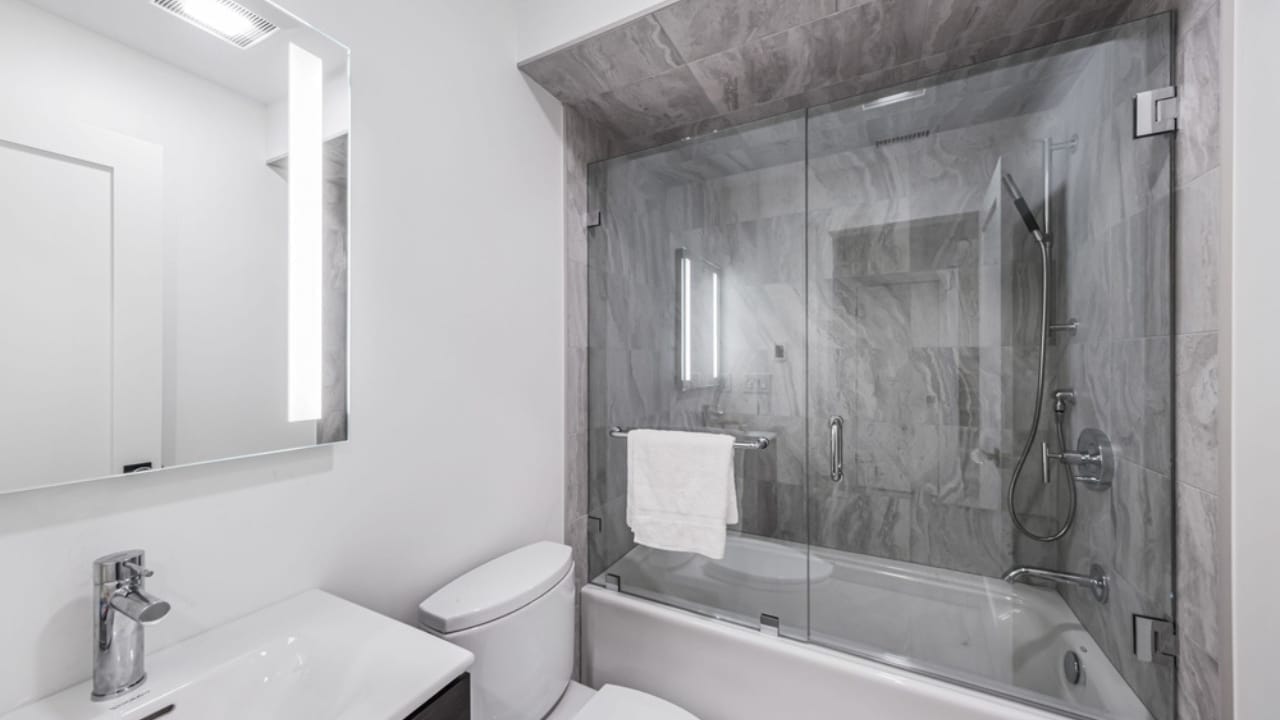 10 Timeless Shower Door Styles for a Bathroom That Always Looks Chic 10 10 Timeless Shower Door Styles for a Bathroom That Always Looks Chic - Alcove shower door dp581157548